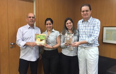 Premio Encontro de Comunicacao Jose Ozorio Daiana Sabrina Pedro Scarpi 400x255 - Unimed Sul Capixaba é premiada em  Encontro de Comunicação em São Paulo