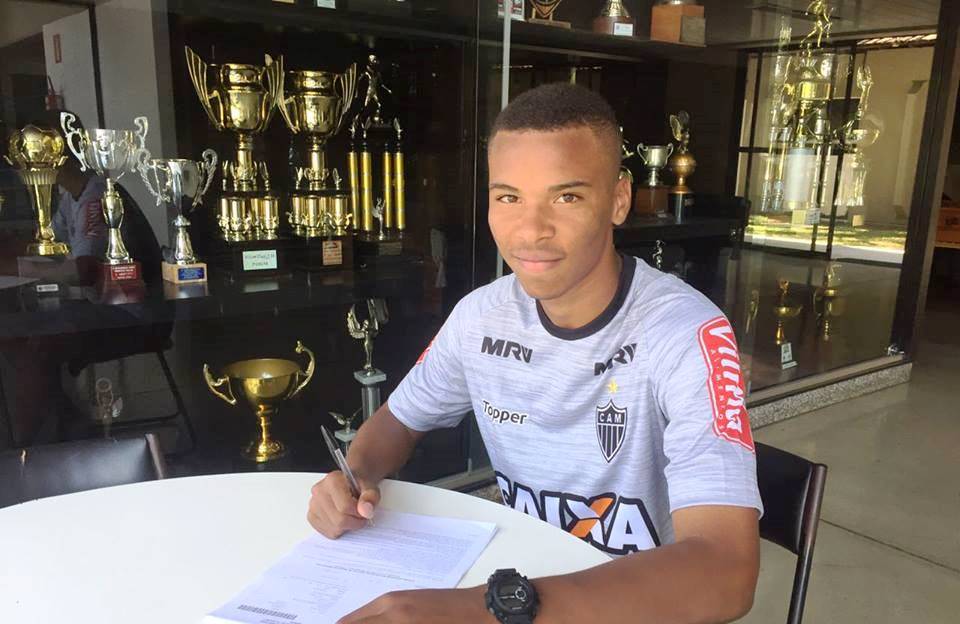 Jogadores capixabas de 16 anos assinam contrato profissional com Flamengo e Atlético Mineiro