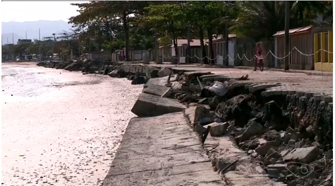 Avanço do mar destrói a orla de Anchieta, no litoral Sul do ES