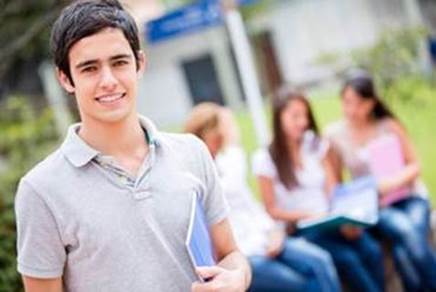 Em meio à crise econômica, brasileiros recorrem a bolsas de estudo para ingressar no ensino superior