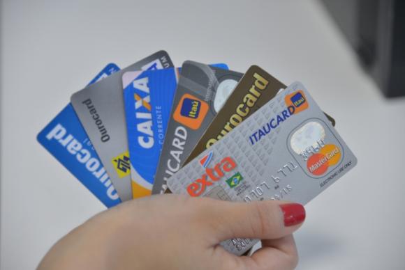 CMN padroniza juros para rotativo do cartão de crédito