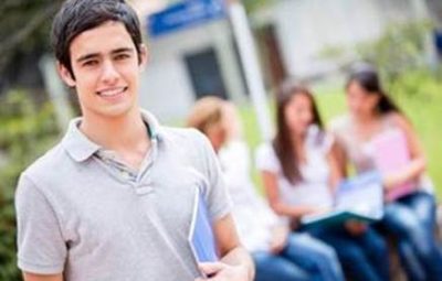 estudantes 1 400x255 - Em meio à crise econômica, brasileiros recorrem a bolsas de estudo para ingressar no ensino superior