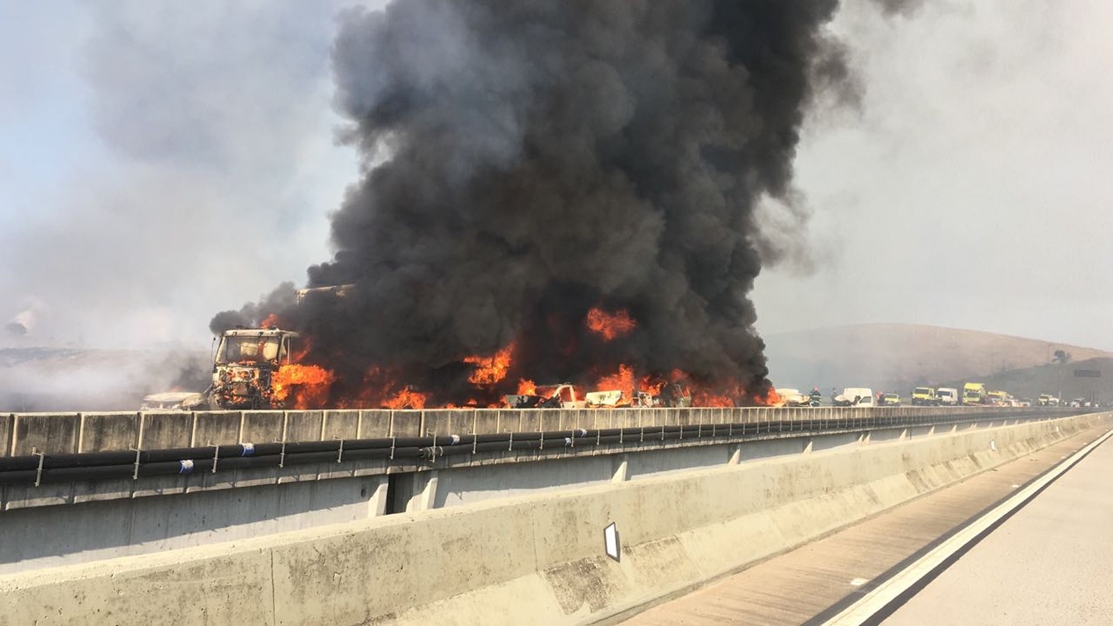 Acidente com 36 veículos provoca incêndio e morte na Carvalho Pinto em Jacareí