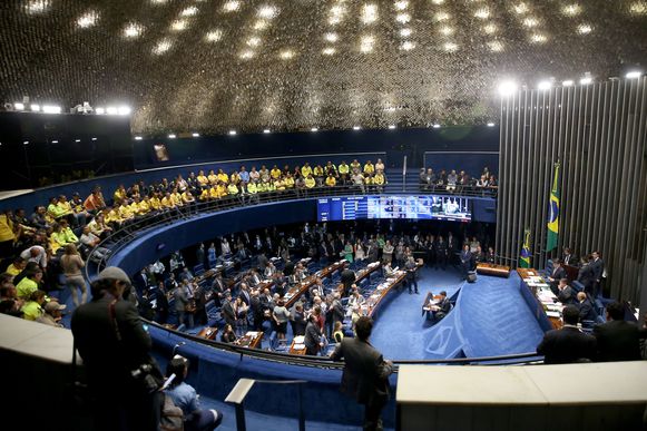 Valor do fundo eleitoral provoca divergência; proposta segue para Câmara