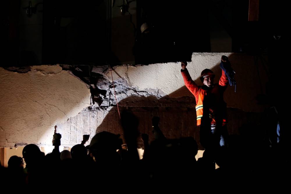 Autoridades mexicanas estimam que 50 pessoas continuam soterradas após terremoto