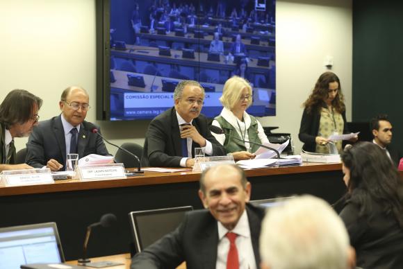 Comissão aprova limite de doações de 10% da renda bruta para campanha eleitoral