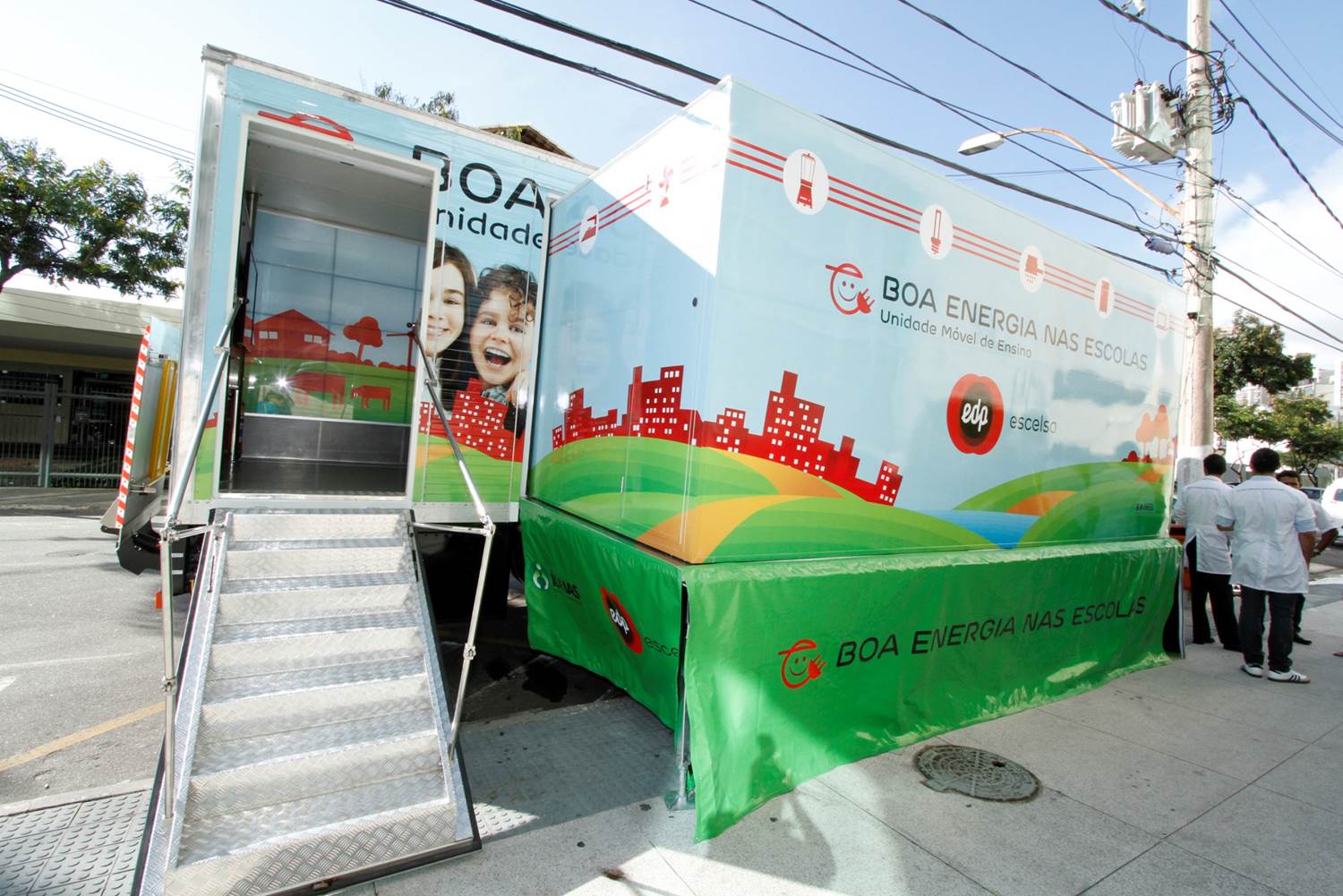 Mais de 14 mil alunos de Linhares recebem o caminhão-laboratório da EDP Espírito Santo