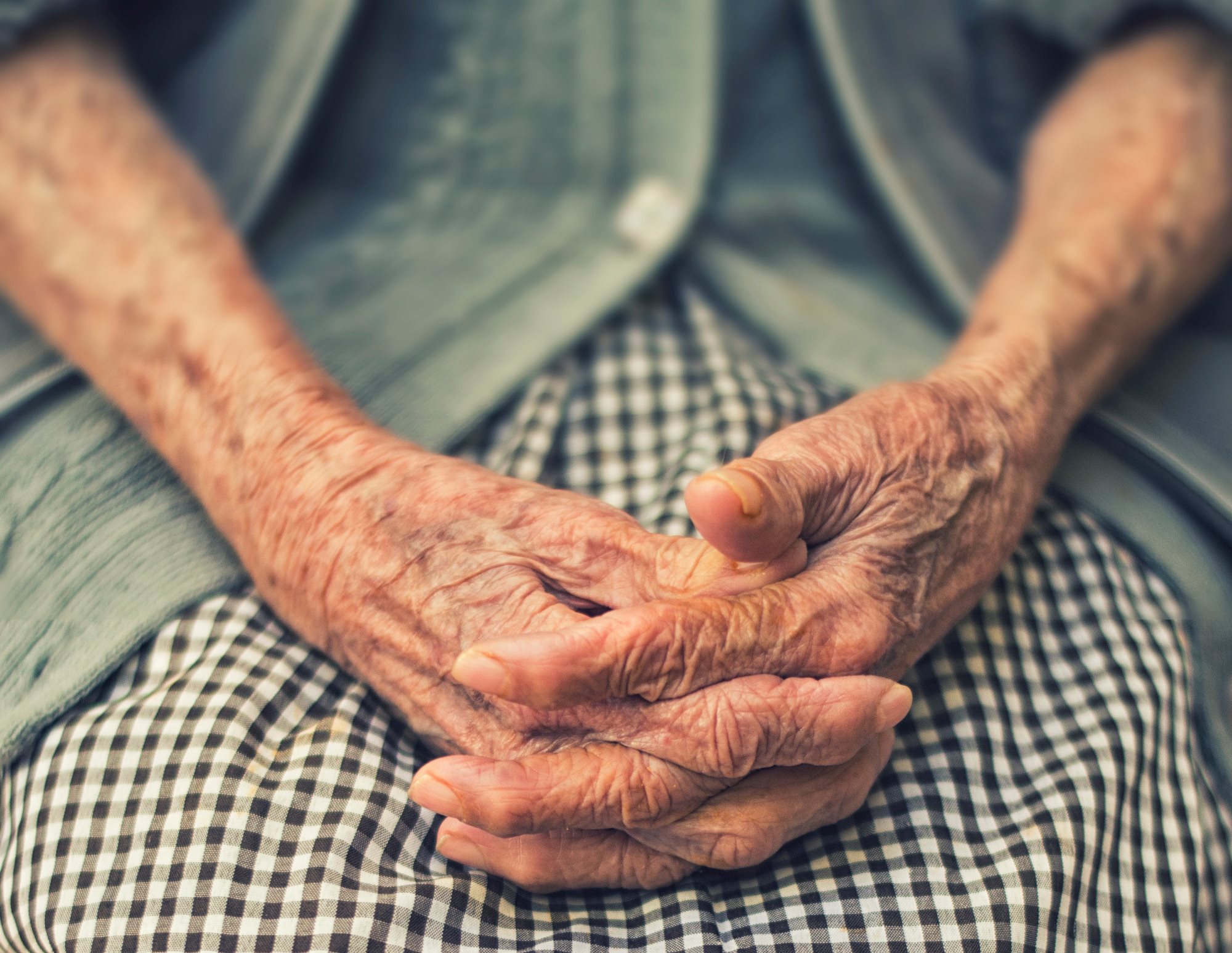 Depois dos 65 anos de idade, risco de desenvolver Alzheimer dobra a cada cinco anos