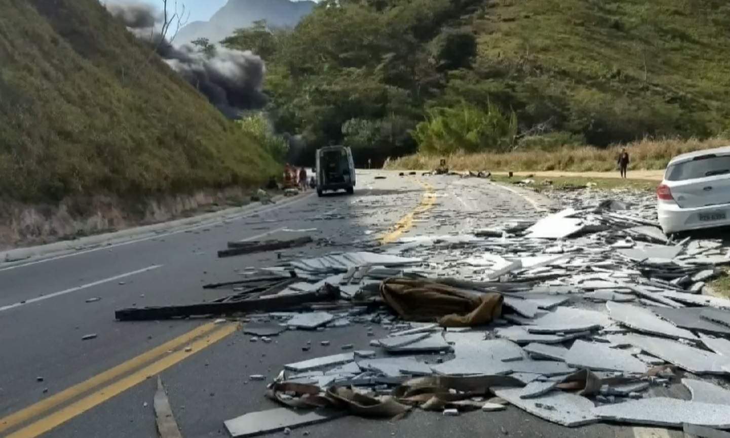 Acidente na BR 101: Caminhão que transportava granito estava acima da velocidade e já foi multado 24 vezes, diz PRF