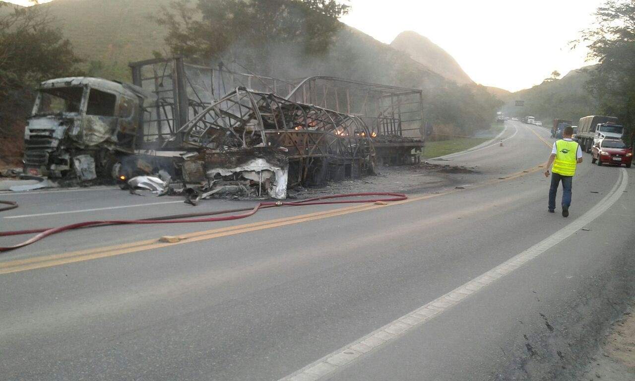 PRF lista irregularidades existentes em caminhão que provocou acidente na BR 101 em Mimoso do Sul