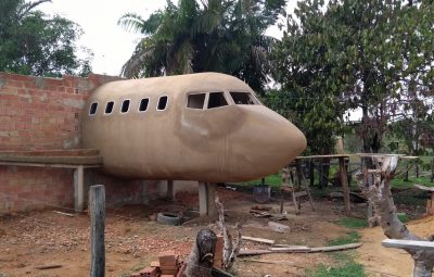 casa aviao 400x255 - Idoso constrói casa em formato de avião e faz sucesso na web: 'sonho de uma vida'