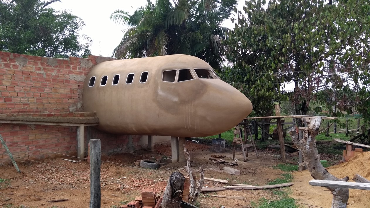 Idoso constrói casa em formato de avião e faz sucesso na web: ‘sonho de uma vida’
