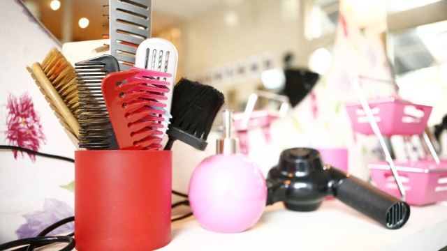 Salão de beleza do ES é condenado a indenizar cliente em mais de R$ 3 mil após queda de cabelo