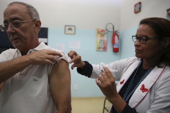 Vacinação de adultos e idosos é insatisfatória, diz entidade de imunização