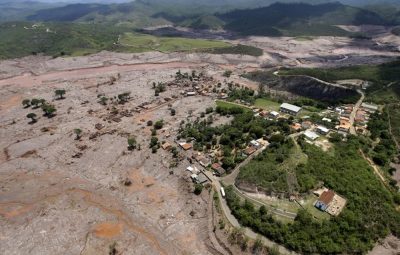 Vista aérea do distrito de Bento Rodrigues em Mariana após o rompimento da barragem de Fundão da mineradora Samarco foto Ricardo Moraes Reuters 400x255 - Relatório aponta três barragens do Estado com risco de rompimento