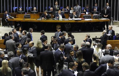camara votacao 1 400x255 - Deputados aprovam MP que criou cargo de interventor federal no Rio