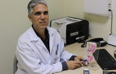 Dr Carlos Chagas apontando para a localização da próstata divulgação HM 400x255 - Novembro Azul: maioria dos cânceres de próstata demora 15 anos para apresentar sintomas