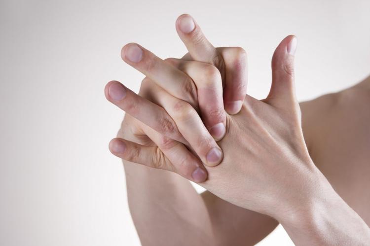 Nada de preocupação: estalar os dedos não é perigoso à saúde