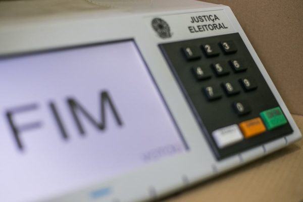 CCJ da Câmara aprova parecer favorável à PEC das eleições diretas