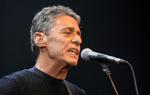 Chico Buarque quebra silêncio e fala sobre ataques nas ruas e na internet