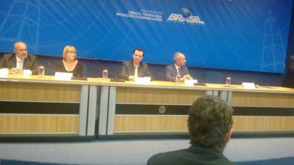 Mesa principal do evento 1024x576 - NOVIDADE NO AR EM 2018: RÁDIO CACHOEIRO ESTARÁ DE VOLTA EM FM