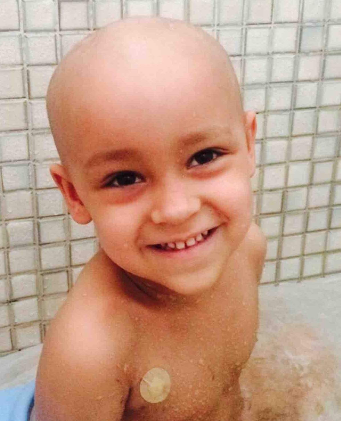 Morre menino que comoveu capixabas em campanha por tratamento de câncer