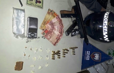 PM apreende armas e drogas em Vitória