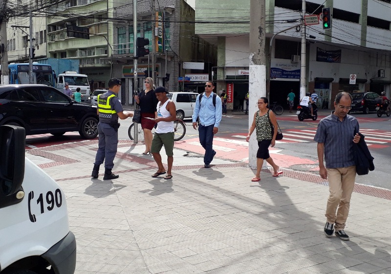 PM distribui cartilhas com dicas de segurança para a população de Vitória