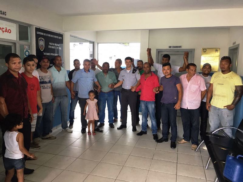Policiais militares de Linhares são homenageados por taxistas