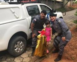 Policiais militares presenteiam criança em Afonso Cláudio - Policiais militares presenteiam criança em Afonso Cláudio