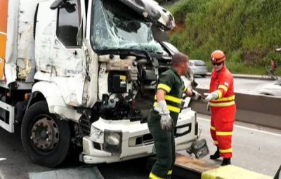acidente 1 400x255 - Motorista perde controle de caminhão, bate em outros dois e trânsito fica parado na BR 262, em Cariacica