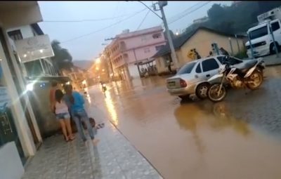 alagamento 400x255 - Nível do rio sobe e comerciantes precisam interditar rua alagada em Santa Maria de Jetibá, ES