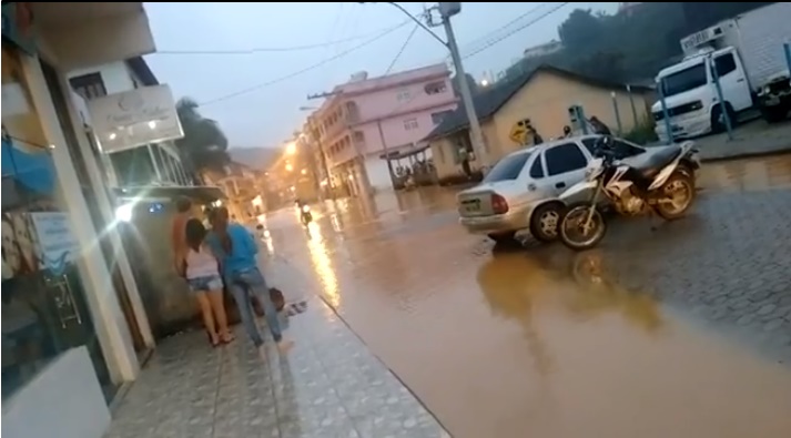 Nível do rio sobe e comerciantes precisam interditar rua alagada em Santa Maria de Jetibá, ES