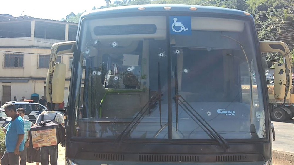 Assalto a ônibus em Cachoeiro, ES, termina com mulher grávida morta e policial ferido