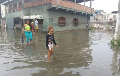 enchente 400x255 - Chuva no ES faz mais de 20 famílias deixarem suas casas