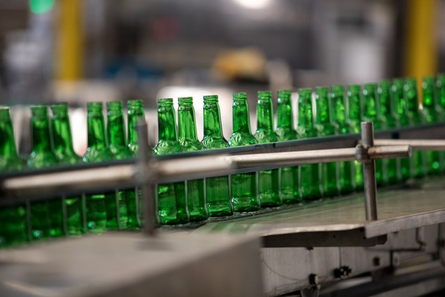 Consumo de cerveja deve recuar pelo 3º ano seguido em 2017, mas faturamento do setor cresce