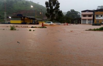 rio casca 400x255 - Cidades mineiras sofrem com inundações e deslizamentos de terra após fortes chuvas