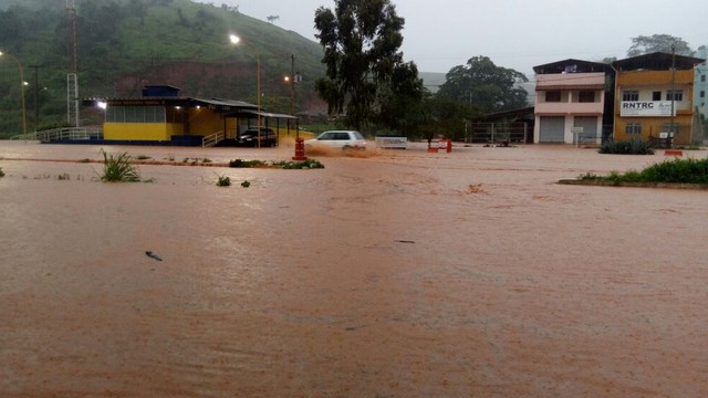 Cidades mineiras sofrem com inundações e deslizamentos de terra após fortes chuvas
