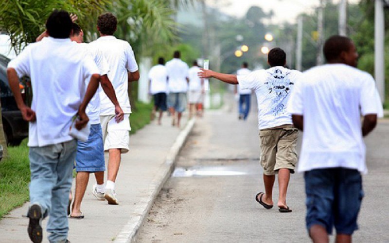 Proposta que reduz benefício do saidão de presos avança no Senado