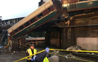 trem washington 400x255 - Trem que descarrilou nos EUA estava quase três vezes acima da velocidade permitida, dizem autoridades