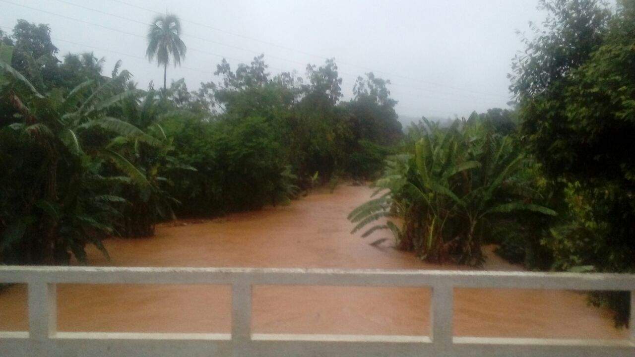 Chuva atinge região serrana do ES e aumento do nível de rio causa alagamentos em Santa Teresa
