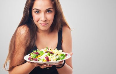 Mulher com prato de salada Imagem Ilustrativa Freepik 400x255 - Manchas, dormência nos pés e mãos e até mau hálito podem indicar colesterol alto