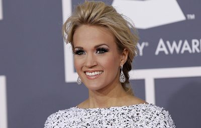 carrie 400x255 - Carrie Underwood diz que levou mais de 40 pontos no rosto após cair de escada e está com aparência diferente