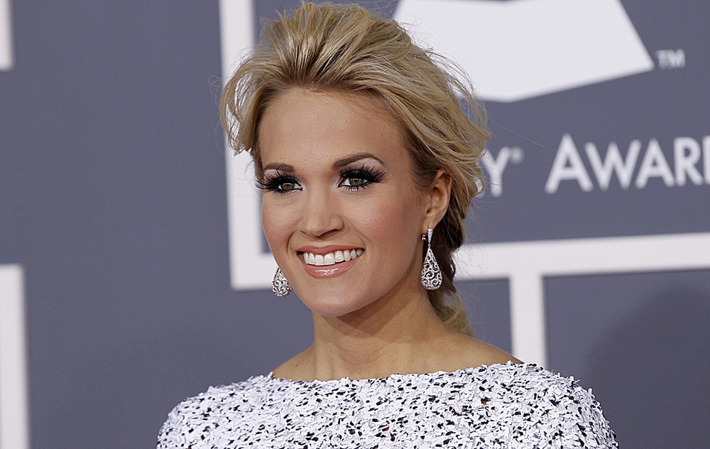 Carrie Underwood diz que levou mais de 40 pontos no rosto após cair de escada e está com aparência diferente