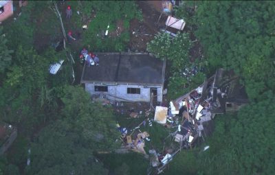 deslizamento 400x255 - Deslizamento em Mauá derruba casas; uma criança morreu