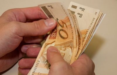 dinheiro salario minimo 400x255 - Governo propõe salário mínimo de R$ 1.040 para o próximo ano
