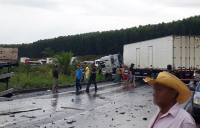 Colisão envolvendo três caminhões deixa três feridos e interrompe trânsito na BR 101 no sul da Bahia 400x255 - Colisão envolvendo três caminhões deixa três feridos e interrompe trânsito na BR-101, no sul da Bahia