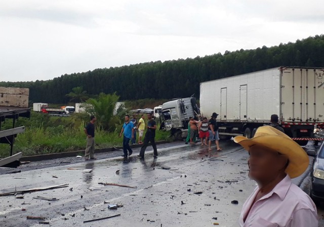 Colisão envolvendo três caminhões deixa três feridos e interrompe trânsito na BR-101, no sul da Bahia