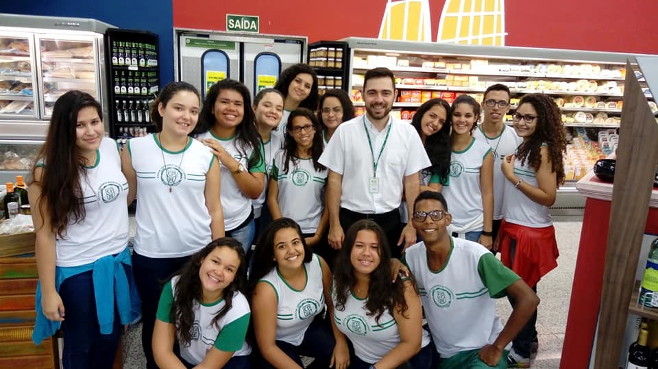 Estudantes de Cachoeiro de Itapemirim realizam visita técnica ao Supermercado Perim Center
