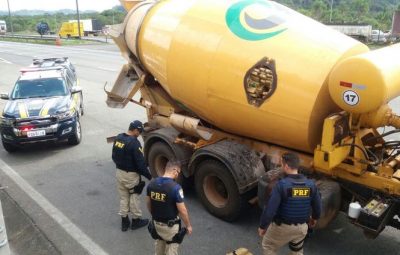 betoneira1 400x255 - PRF apreende 3 tonelas de maconha no interior paulista